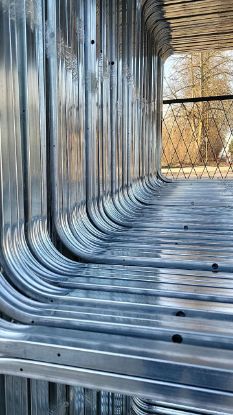 Attēls Metāla viengabala arkas siltumnīca GAUDI 2m platumā 25x20mm arkas